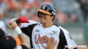 中職37年亞太棒球村成棒主球場首戰，統一獅指定打擊蘇智傑開轟。（圖／記者劉彥池攝影）