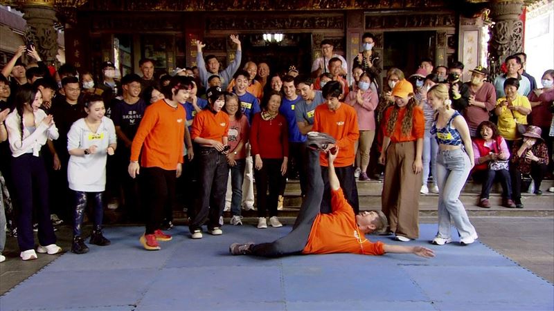 胡瓜突然異想天開做出厲害的地板動作。（圖／民視提供）