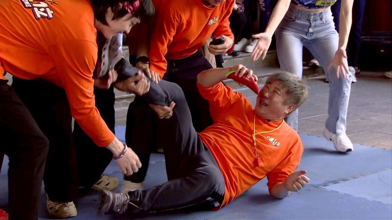 舞王胡瓜被原地旋轉一圈，眾人笑翻。（圖／民視提供）