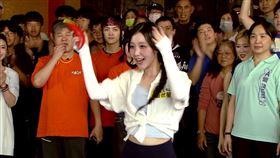 金世星（白衣者）參加《綜藝大集合》錄影挑戰「擲筊舞蹈大賽」，與籃籃（橘衣者）一起挑戰，舞王胡瓜則大秀「欠揍舞蹈」。（圖／民視提供）
