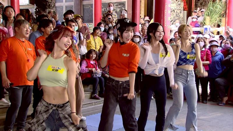 金世星（白衣者）參加《綜藝大集合》錄影挑戰「擲筊舞蹈大賽」，與籃籃（橘衣者）一起跳舞熱場。（圖／民視提供）