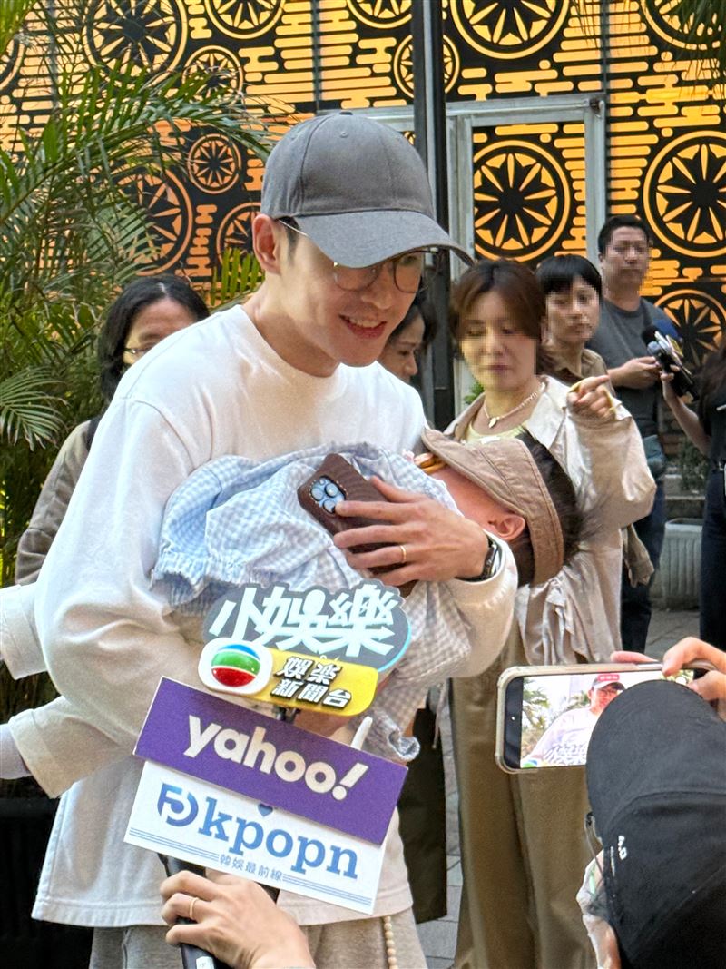 張書豪抱娃露面。(圖/記者宋亭誼攝影)