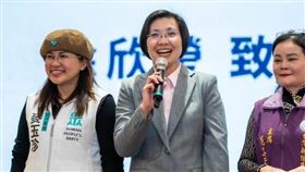 徐欣瑩今日現身凱達格蘭大道聲援柯文哲，藍營議員火速切割：個人行為。（圖／翻攝自徐欣瑩臉書）