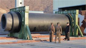 北韓領導人金正恩視察高推力固體燃料發動機試驗。（圖／翻攝自X平台 @SputnikInt）