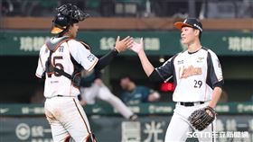 中職37年亞太棒球村成棒主球場首戰，統一獅第3任投手鍾允華守住球隊勝利，和捕手陳重羽擊掌。（圖／記者劉彥池攝影）