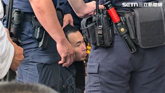 凱道集會鬧場被警抬走　吃屎哥：首次失敗