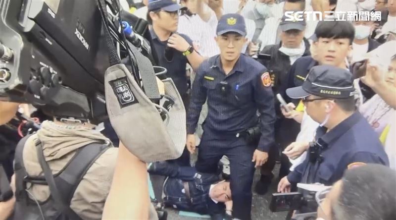 網紅吃屎哥前往329凱道集會鬧場遭警方保護管束。（圖／翻攝畫面）