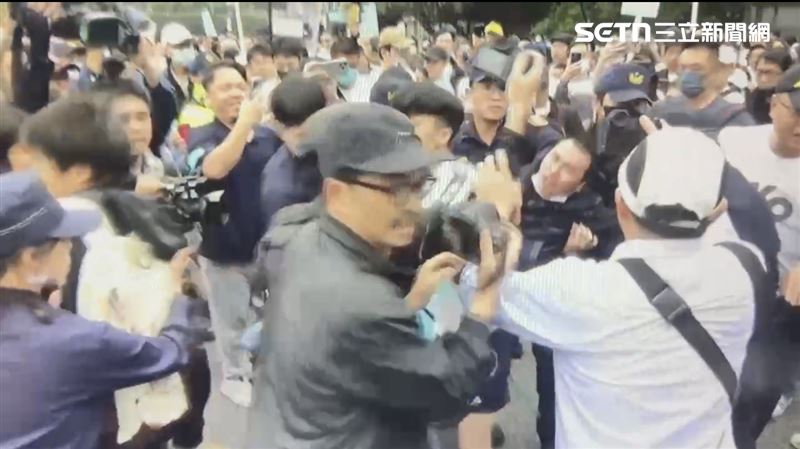 網紅吃屎哥前往329凱道集會鬧場遭警方保護管束。（圖／翻攝畫面）