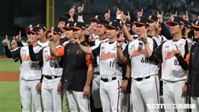 中職37年亞太棒球村成棒主球場首戰，統一獅拿下首勝全隊賽後合影。（圖／記者劉彥池攝影）