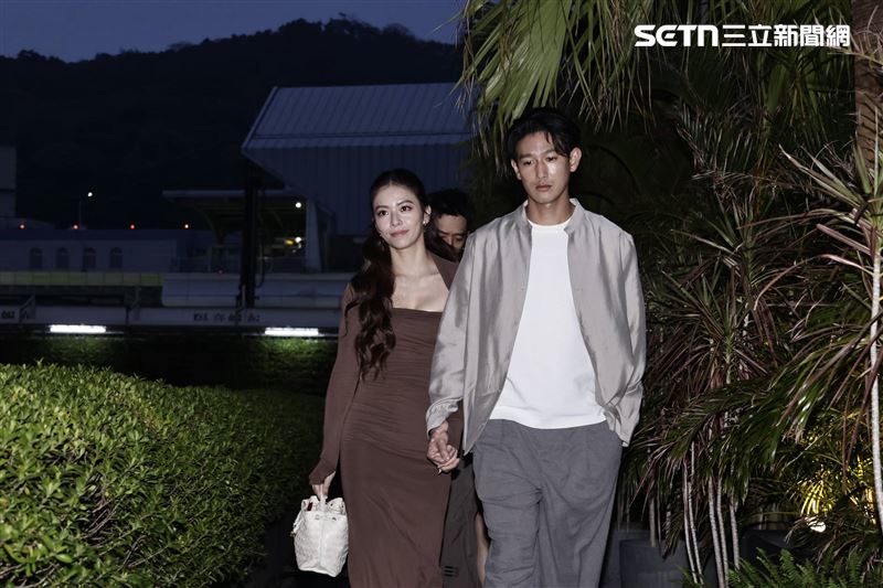 宋芸樺十指緊扣男友出席婚禮。（圖／記者鄭孟晃攝影）