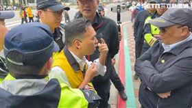 新黨副秘書長游智彬跑到凱道集會現場丟水球遭驅離。（圖／翻攝畫面）