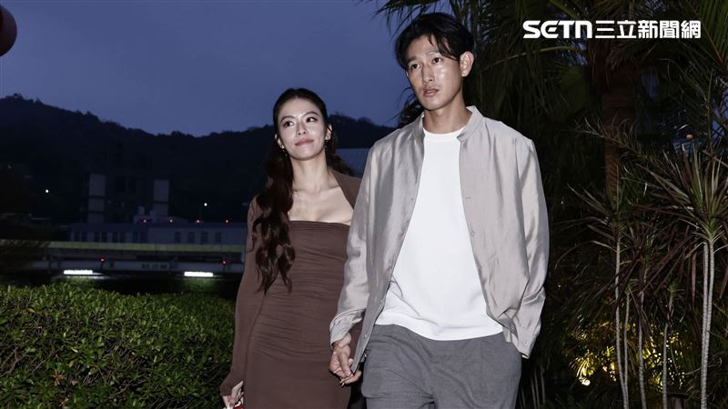 宋芸樺罕放閃!十指緊扣圈外男友現身婚禮