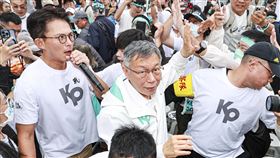 民眾黨凱道集會　支持者簇擁柯文哲離場（2）台灣民眾黨29日在凱達格蘭大道舉行「戰！329上凱道討公道」集會活動，民眾黨前主席柯文哲（中）、黨主席黃國昌（左）一同在支持者簇擁下離場。中央社記者鄭清元攝　115年3月29日