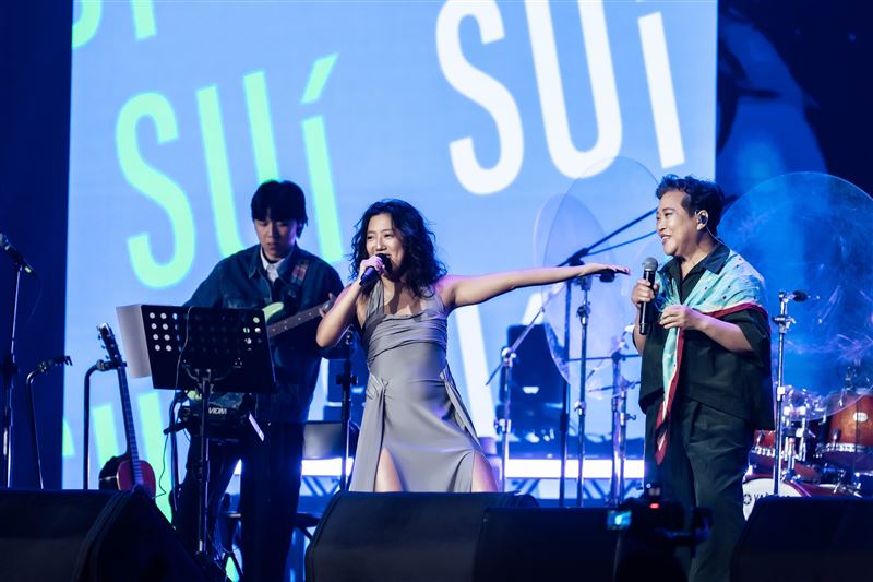 李竺芯合體媽媽小娟娟。(圖/果核音樂玫瑰森林農場提供)