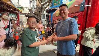 擲筊冠軍得雙B車　11歲弟連十聖筊逆轉勝