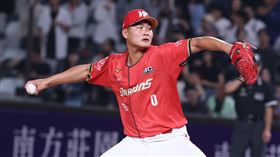 味全龍後援投手李超中繼登板拆彈成功。（圖／味全龍提供） 