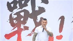 館長在民眾黨凱道聲援柯文哲活動中發言。（圖／記者鄭孟晃攝）