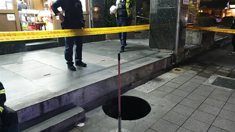 新/母子散步掉「黑洞」!人孔蓋呢?