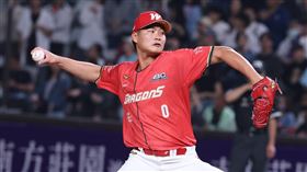 味全龍後援投手李超中繼登板拆彈成功。（圖／味全龍提供）