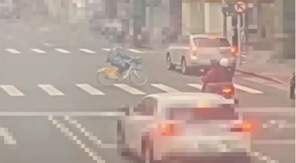一名男子將超商門口未上鎖的YouBike單車擅自騎走，至捷運永春站時棄置在出口，警方調閱監視器尋獲單車。（圖／翻攝畫面）