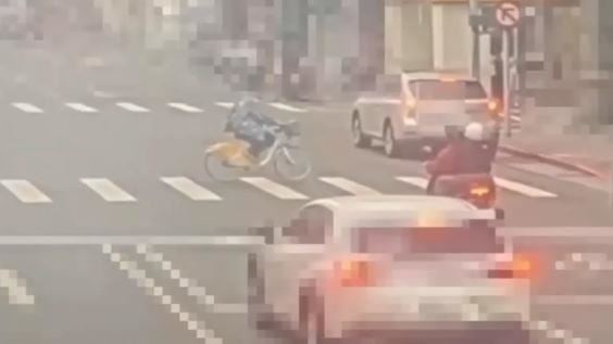 到底多懶?北市男騎走超商前YouBike代步