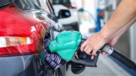 台灣汽、柴油價格3月30日起再上調，92無鉛汽油每公升32.4元、95無鉛汽油33.9元、98無鉛汽油35.9元，超級柴油則為31元。（圖／侯世駿攝）