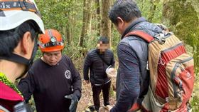 韓籍男子獨自進入桃園復興區四稜溫泉山區體力透支受困，消防人員入山救援，透過離線地圖提供座標順利尋獲。（圖／桃園市消防局提供）