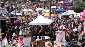 不到1年內，美國民眾第3次舉行名為「無王抗議」（No Kings Protests）的反川普草根運動。（圖／達志／美聯社）