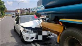 宜蘭頭城3月29日發生酒駕追撞事故，小客車撞上停等紅燈的油罐車，車頭嚴重毀損，駕駛酒測超標遭移送。（圖／翻攝畫面）