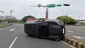 拿到駕照不久的陳姓女子，今日在父親陪同下至五股疏洪一路練車，迴轉不慎撞上分隔島翻覆，所幸2人只受到輕微擦傷。（圖／翻攝畫面）