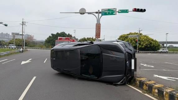 新手妹練車「打方向盤緊張」撞分隔島翻覆