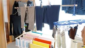 有網友說衣服只能晾在室內，除了開除濕機，有沒有不會悶臭飄異味的方法？許多網友推薦可搭配循環扇使用，圖為示意圖。（翻攝自PhotoAC圖庫）