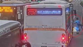 台北市一名學童昨日傍晚在信義路四段闖紅燈，當時雙向公車起步緊急煞車，才沒有釀成重大事故。（圖／翻攝畫面）