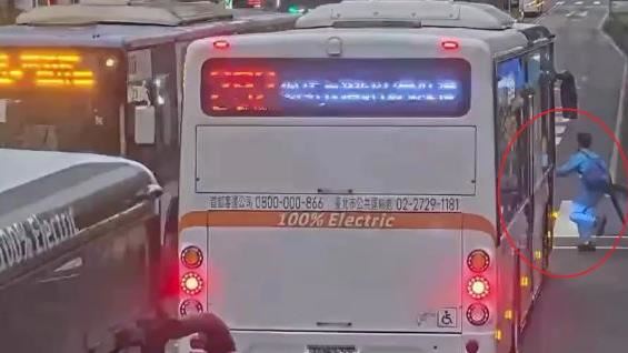 差一秒沒命!北市學童趕公車 闖紅燈狂奔