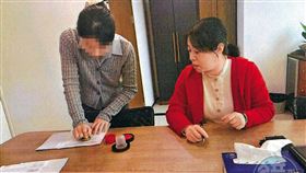 羅湖區科工局長副局長張琳（右）與企業代表簽約，現已行蹤成謎。（讀者提供）