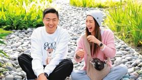 林韋君（右）帶著5歲的吉娃娃來找熊爸（左），對於愛犬的各種問題獲得解決，開心不已。