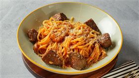 遊戲實況主「蛋捲」在義大利麵店用完餐後，將包包遺留在店內，事後想請業者調閱監視器尋找，被對方拒絕。（圖／翻攝自Promettente義大利麵專賣臉書）