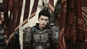 中國男星張凌赫近期在古裝劇《逐玉》中飾演武安侯「謝征」，角色設定為征戰沙場的猛將，卻因妝容過於乾淨、髮型一絲不亂，被戲稱為「粉底液將軍」，話題迅速延燒。（圖／翻攝自微博）