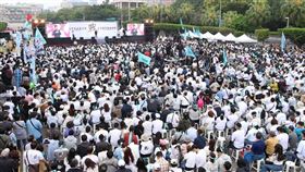 前台北市長郝龍斌指柯文哲涉「京華城圖利」，柯文哲一審遭判17年徒刑、褫奪公權6年，國民黨戰鬥藍發起人趙少康29日響應民眾黨上凱道抗議。（圖／記者鄭孟晃攝影）