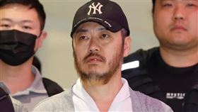 南韓毒梟朴汪烈25日因跨國毒品走私，自菲律賓引渡回國。警方調查揭露，朴男涉嫌利用金錢誘騙智商僅50的智能障礙者A某，跨國運送市值約新台幣313萬元的冰毒，導致A某遭判7年重刑，凸顯弱勢族群在犯罪網絡中被剝削的悲劇。（圖／翻攝自X平台 @Heck_nightmare2）