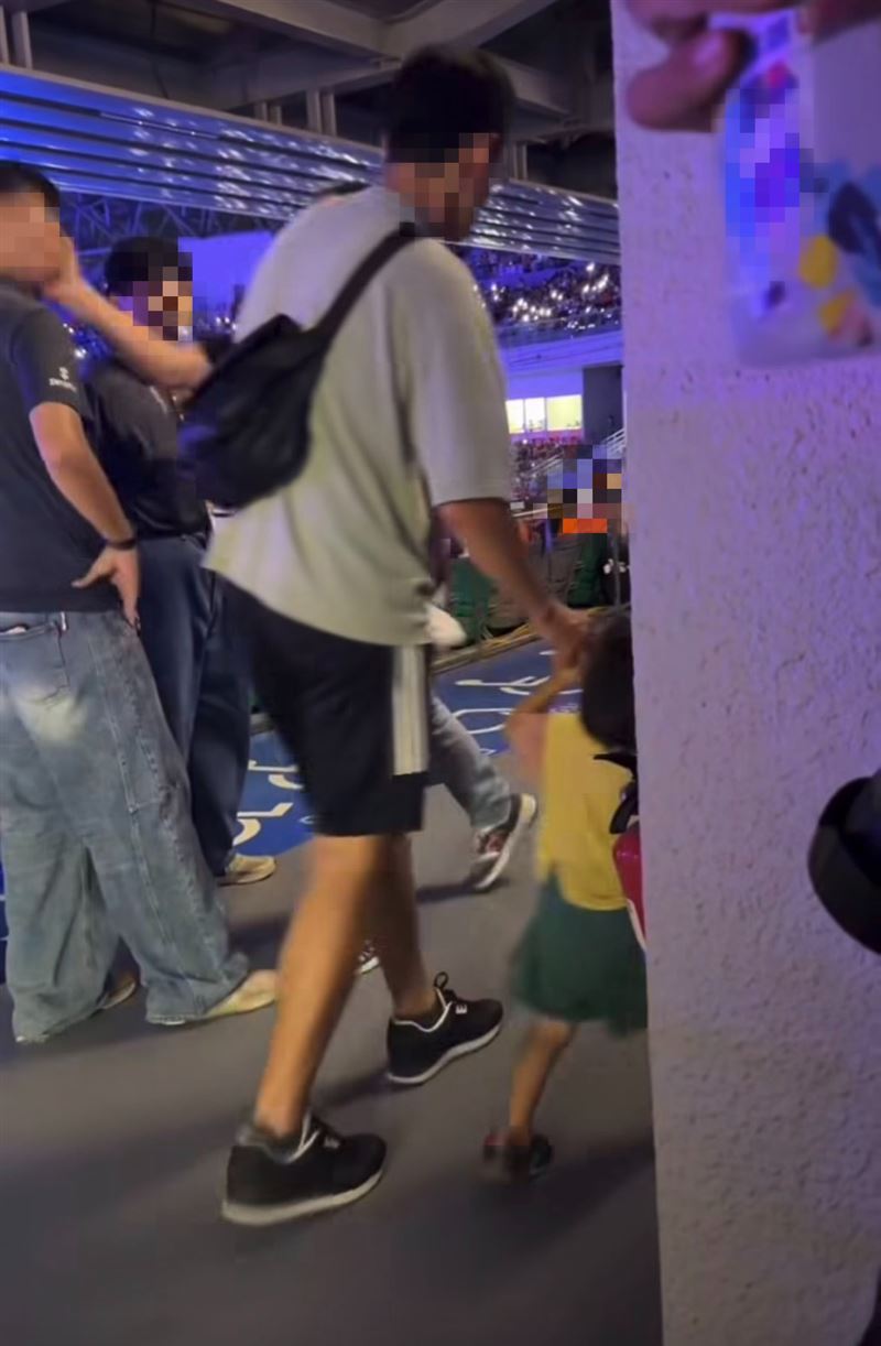 蔣姓男子情緒失控，打蔡姓工讀生巴掌。（圖／Threads @huhu_artnhandmade 授權提供）