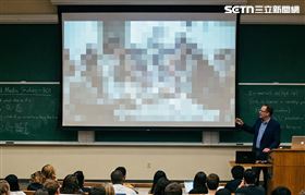 課堂，投影布幕（示意圖／AI生成)