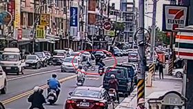 花蓮市中原路與長春街路口日前發生一起車禍，吳姓男子（84歲）騎腳踏車行經路口時，與黃姓男機車騎士（42歲）發生碰撞，吳男頭部重創、顱內出血，送醫救治後昏迷指數達到7，恐成為植物人，詳細肇責待警方釐清。（圖／翻攝畫面）