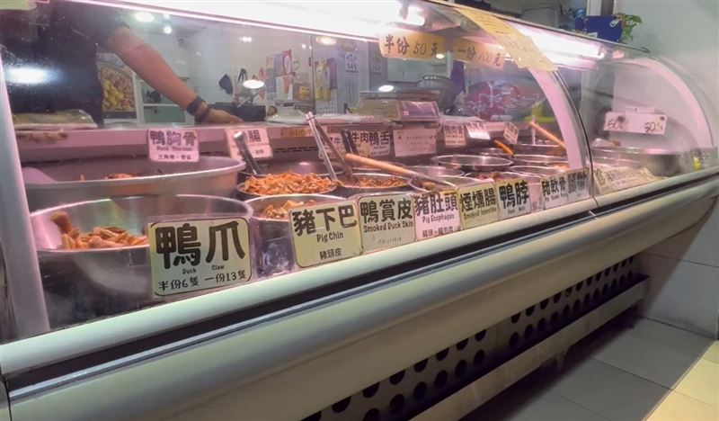 宜蘭羅東知名滷味店「鴨喜露」,傳出滷牛筋有一截生鏽美工刀片。(圖/翻攝畫面)