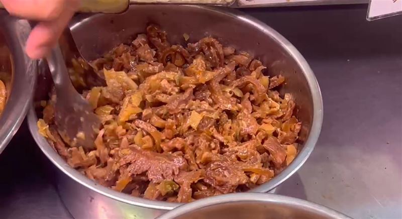 宜蘭羅東知名滷味店「鴨喜露」,傳出滷牛筋有一截生鏽美工刀片。(圖/翻攝畫面)