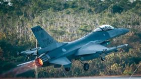 嘉義水上機場駐紮空軍第4聯隊，由F-16負責堅守台海安全，軍方添置AI系統輔助水上投彈演練監控。（圖／翻攝中華民國空軍臉書）