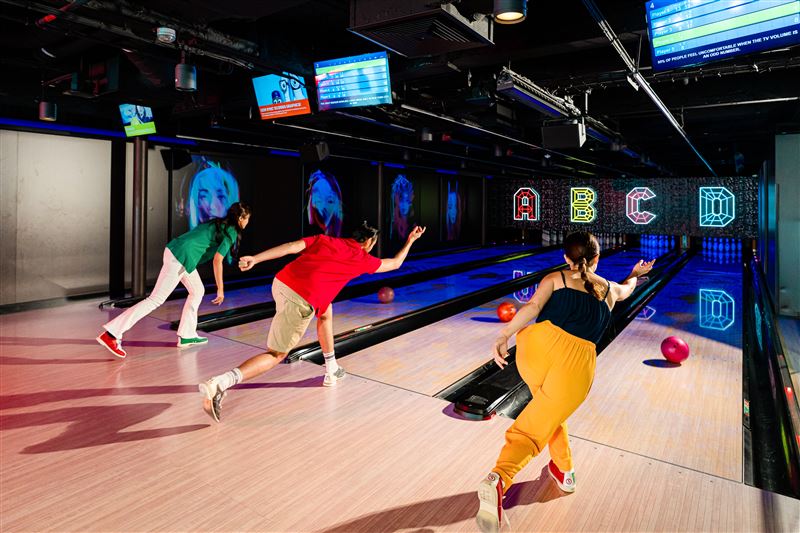 雲頂夢號多款遊戲設施相當深受大人小孩喜愛,尤其是全家皆宜的夜光保齡球。(圖/麗星夢提供)