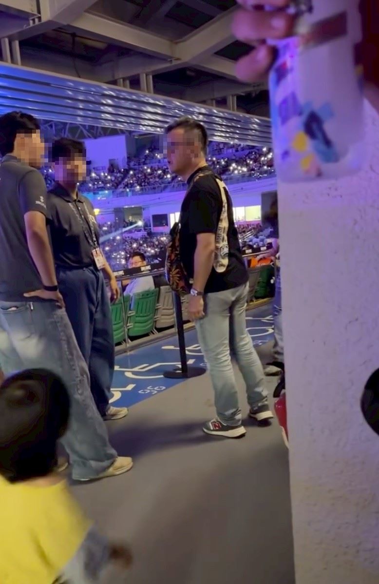 蔡姓工讀生上前協助同事，豈料竟然才說沒2句話就遭掌摑。（圖／翻攝自Threads @huhu_artnhandmade）