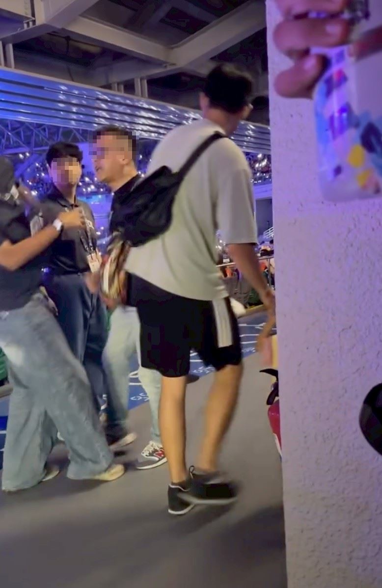 蔡姓工讀生直接被重賞巴掌，當下直接往後倒，消失在鏡頭前。（圖／翻攝自Threads @huhu_artnhandmade）