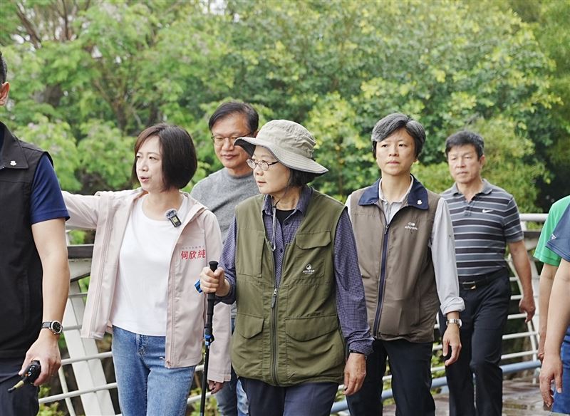 民進黨台中市長參選人何欣純一早和蔡英文在清水鰲峰山步道爬山。（圖／翻攝自何欣純臉書）